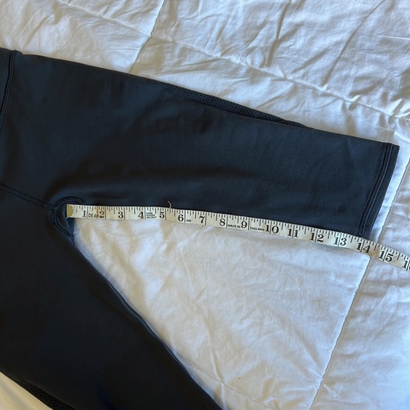 Lululemon Reveal crop size M - Picture 5 of 6